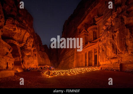 Al-Khaznah oder die Staatskasse bei Nacht Zeit Kerzenlicht besuchen, Petra, Jordanien. Stockfoto