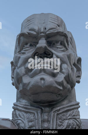 Berühmte russische Kriegsheld und General Zhukov in Steinstatue Form vor blauem Himmel Stockfoto