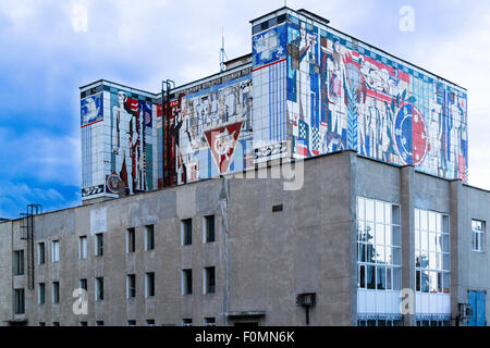 Alten Sowjet-Ära Gebäude Wandbild in Farbe auf der Seite ein Block Stilgebäude erstellt Stockfoto