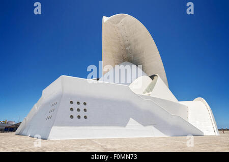 Teneriffa, Spanien - Juni 9: Auditorio de Tenerife - futuristisch und inspiriert in organischen Formen bauen. Stockfoto