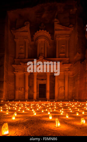 Al-Khaznah oder die Staatskasse bei Nacht Zeit Kerzenlicht besuchen, Petra, Jordanien. Stockfoto