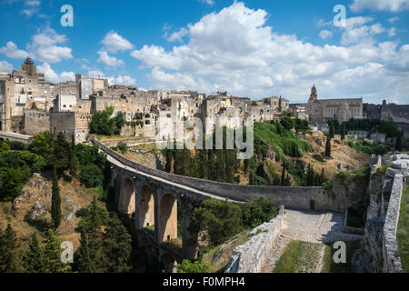 Blick über die Schlucht und wieder aufgebaute römische Brücke, die Stadt von Gravina in Puglia, Apulien, Süditalien. Stockfoto