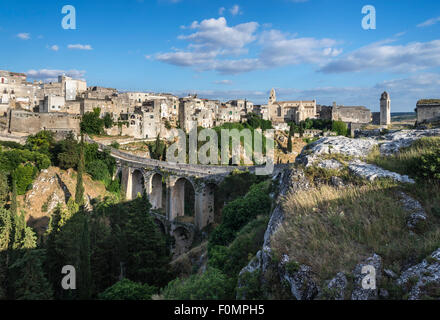 Blick über die Schlucht und wieder aufgebaute römische Brücke, die Stadt von Gravina in Puglia, Apulien, Süditalien. Stockfoto