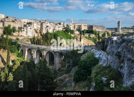 Blick über die Schlucht und wieder aufgebaute römische Brücke, die Stadt von Gravina in Puglia, Apulien, Süditalien. Stockfoto