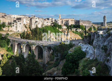 Blick über die Schlucht und wieder aufgebaute römische Brücke, die Stadt von Gravina in Puglia, Apulien, Süditalien. Stockfoto