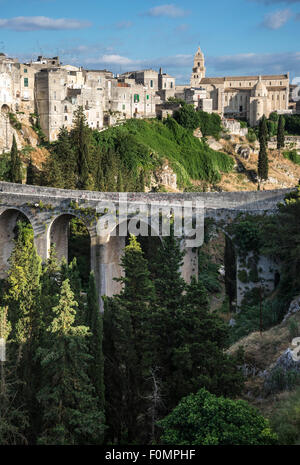 Blick über die Schlucht und wieder aufgebaute römische Brücke, die Stadt von Gravina in Puglia, Apulien, Süditalien. Stockfoto