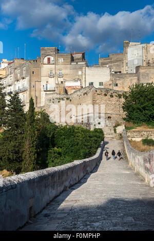 Auf dem römischen Brücke über die Schlucht in der Stadt von Gravina in Puglia, Apulien, Süditalien. Stockfoto