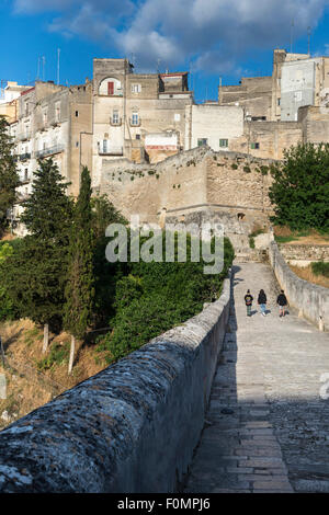 Auf dem römischen Brücke über die Schlucht in der Stadt von Gravina in Puglia, Apulien, Süditalien. Stockfoto