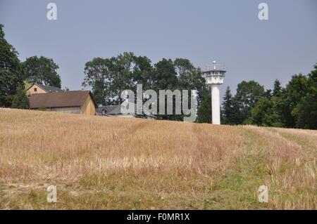 Modlareuth, Deutschland. 13. August 2015. Die ehemalige DDR Panorama Vision Wachturm, ein Teil der Grenzmauer an der ehemaligen innerdeutschen Grenze zwischen Ost- und Westdeutschland in Moedlareuth, Mitteldeutschland, 13. August 2015. Moedlareuth, genannt "Little Berlin", war das Symbol eines geteilten Dorfes entlang der Grenzlinie zwischen Ost- und Westdeutschland. Die Grenze verlief mitten durch das kleine Dorf. © Jakub Strihavka/CTK Foto/Alamy Live-Nachrichten Stockfoto