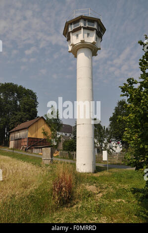 Modlareuth, Deutschland. 13. August 2015. Die ehemalige DDR Panorama Vision Wachturm, ein Teil der Grenzmauer an der ehemaligen innerdeutschen Grenze zwischen Ost- und Westdeutschland in Moedlareuth, Mitteldeutschland, 13. August 2015. Moedlareuth, genannt "Little Berlin", war das Symbol eines geteilten Dorfes entlang der Grenzlinie zwischen Ost- und Westdeutschland. Die Grenze verlief mitten durch das kleine Dorf. © Jakub Strihavka/CTK Foto/Alamy Live-Nachrichten Stockfoto
