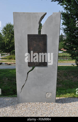 Modlareuth, Deutschland. 13. August 2015. Die Gedenktafel an Helmut Kohl an der ehemaligen innerdeutschen Grenze zwischen Ost- und Westdeutschland in Moedlareuth, Mitteldeutschland, 13. August 2015. Moedlareuth, genannt "Little Berlin", war das Symbol eines geteilten Dorfes entlang der Grenzlinie zwischen Ost- und Westdeutschland. Die Grenze verlief mitten durch das kleine Dorf. © Jakub Strihavka/CTK Foto/Alamy Live-Nachrichten Stockfoto