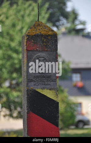 Modlareuth, Deutschland. 13. August 2015. Die ehemalige DDR-Grenze-Spalte an der ehemaligen innerdeutschen Grenze zwischen Ost- und Westdeutschland in Moedlareuth, Mitteldeutschland, 13. August 2015. Moedlareuth, genannt "Little Berlin", war das Symbol eines geteilten Dorfes entlang der Grenzlinie zwischen Ost- und Westdeutschland. Die Grenze verlief mitten durch das kleine Dorf. © Jakub Strihavka/CTK Foto/Alamy Live-Nachrichten Stockfoto