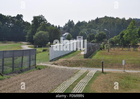 Modlareuth, Deutschland. 13. August 2015. Die ehemalige DDR-Grenzmauer an der ehemaligen innerdeutschen Grenze zwischen Ost- und Westdeutschland in Moedlareuth, Mitteldeutschland, 13. August 2015. Moedlareuth, genannt "Little Berlin", war das Symbol eines geteilten Dorfes entlang der Grenzlinie zwischen Ost- und Westdeutschland. Die Grenze verlief mitten durch das kleine Dorf. © Jakub Strihavka/CTK Foto/Alamy Live-Nachrichten Stockfoto