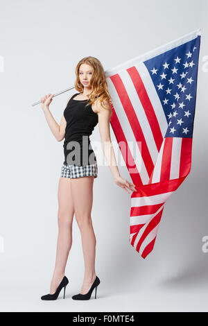 schöne blonde Mädchen mit amerikanischen Flagge Stockfoto