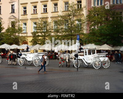 Krakauer Hauptmarkt entfernt. Pferdekutschen auf dem Hintergrund der historischen Gebäude. Stockfoto