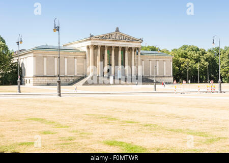 München, Deutschland - AUGUST 3: Touristen in der Pinakothek in München, Deutschland am 3. August 2015. Stockfoto