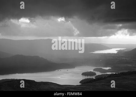 Ein schwarz-weiß Bild von Sonnenuntergang über Derwent Water Stockfoto