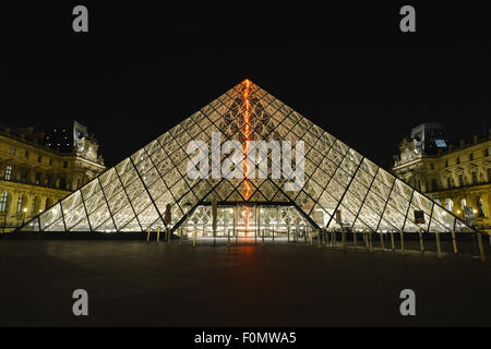 Das Louvre Museum in Paris in der Nacht. Stockfoto