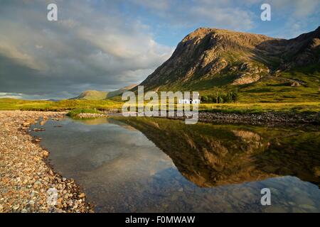 Ein Farbbild, aufgenommen an einem Sommerabend mit Blick auf Stobb Dearg und Lagangarbh Hütte mit Reflexionen in den Fluss coupall Stockfoto