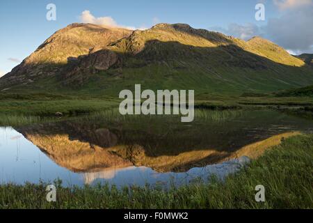 Goldenes Licht trifft am Ende der Buachaille an einem Sommerabend in Glencoe, das Bild stammt aus einer noch man Na Fola Stockfoto