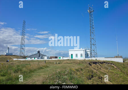 Flamborough Mast und Nebelhorn Radiosender, mit dem Leuchtturm in der Ferne. East Yorkshire Stockfoto