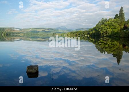 Loch Ard: ein Farbbild bonnie Ufer des Loch Ard noch Sommer morgens entnommen Stockfoto