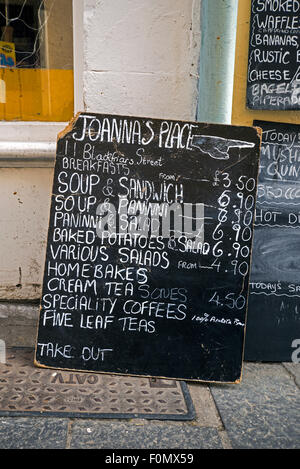 Das Menü auf der Tafel vor Joannas in Blackfriars Street in Edinburghs Altstadt statt. Stockfoto