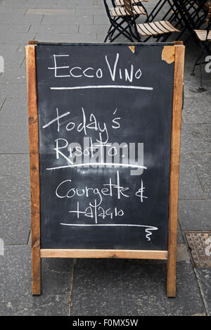 Risotto des Tages - Zucchini und Talagio (Taleggio), Ecco Vino auf Cockburn Street in Edinburghs Altstadt. Stockfoto