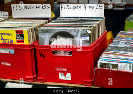 Debbie Harry Album Hülse herausschauen aus einer gebrauchten Vinyl-Schallplatten auf einem Marktstand in der Grassmarket in Edinburgh. Stockfoto