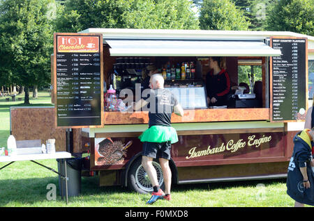 Mann verkleidet, immer ein Getränk aus einem Kaffee-Wagen Stockfoto