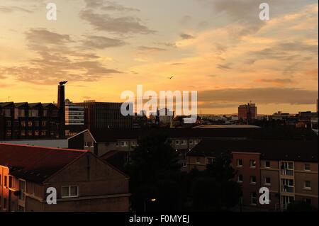 Glasgow, Schottland. 18. August 2015. Neue am Flussufer Glasgow City College Campus fügt die Glasgow Skyline wie den Sonnenuntergang über der Stadt. Bildnachweis: Tony Clerkson/Alamy Live-Nachrichten Stockfoto