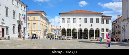 Touristen und Einheimische in der Tito Platz Koper mit gewölbten venezianischen Gotik Loggia Palace jetzt Haus im Erdgeschoss Slowenien Halbinsel Istrien zu café Stockfoto