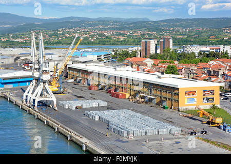 Luft urbane Landschaft von Kränen & große Lagergebäude Stapel von Aluminium-Barren auf Kai Kai Kai Kai Kai Hafen von Koper Slowenien Halbinsel Istrien Stockfoto