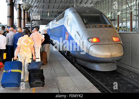 Aix-en-France TGV-Bahnhof & ausgeschifft Urlaub Passagiere mit Gepäck, die Plattform zu verlassen, wie TGV Hochgeschwindigkeitszug französischen Bahnhof fährt Stockfoto