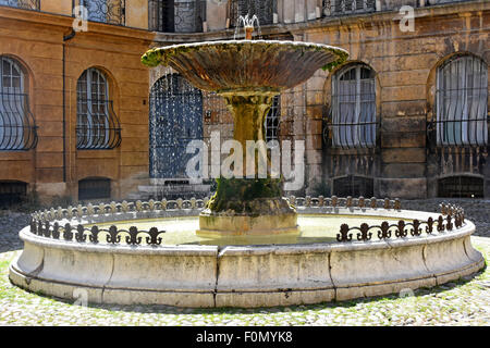 Sonnenlicht Fänge Wassertropfen aus einem Brunnen in Albertas Aix-en-Provence, Bouches-du-Rhône, Provence - Alpes - Côte d'Azur, Südfrankreich Stockfoto