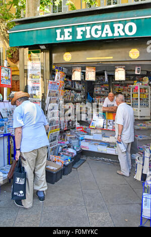 Französische Zeitung Kiosk und die Menschen in der Place de l Hotel de Ville Aix-en-Provence, Bouches-du-Rhône, Südfrankreich Stockfoto