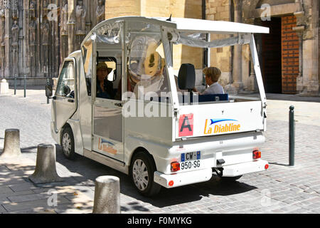 Aix-en-Provence Frankreich elektrische Auto, Taxi oder Kleinbus 'La Diabline 'Low Fare bis zu 7 Personen Ideal für schmale Straßen und Sehenswürdigkeiten viele Haltestellen Stockfoto