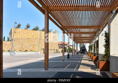 Pergola mit Schatten auf dem Zusammentreffen zwischen Gebäuden moderne französische "Künste" mit Grand Théâtre de Provence (links) Bouches-du-Rhone Frankreich Stockfoto