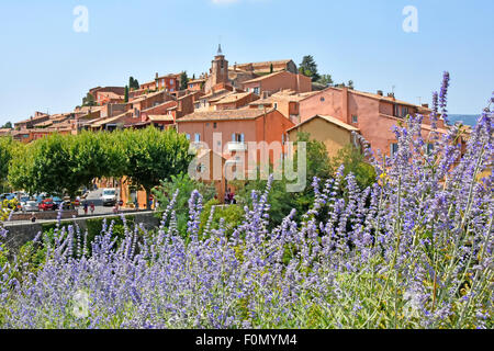 Wohnungen in der touristisch Hang Gemeinde von Roussillon im Departement Vaucluse in der Provence Südosten Frankreich Stockfoto