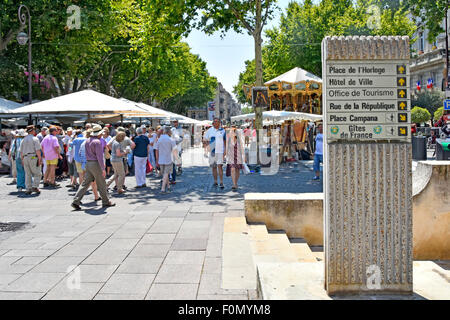 Belebten Straße Szene während des Festivals von Avignon Juli mit modernen Wegweiser Stockfoto