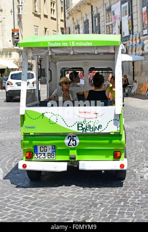 Kreuzung zwischen kleinen Bussen & Taxi Baladines sind kleine 7-Sitz-Elektrofahrzeuge auf Rundstrecke in Avignon Provence-Alpes-Côte d'Azu Frankreich Stockfoto