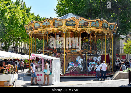 Festival von Avignon Französisch altmodisches Karussell mit Treppen während der jährlichen Juli Arts Festival im Zentrum der Stadt Frankreich gesehen Stockfoto