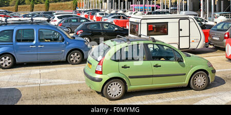 Autos Queuing bei beschäftigten französischen Autobahn Mautstationen in der Provence im Süden von Frankreich Autoroute Stockfoto