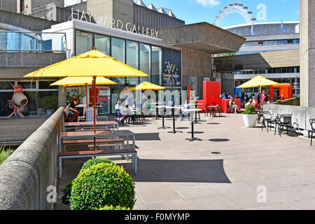 Hayward Gallery in London Kunst Galerie mit Outdoor Erfrischungsmöglichkeiten Teil der Southbank oder der South Bank Arts Complex Lambeth London England Großbritannien Stockfoto