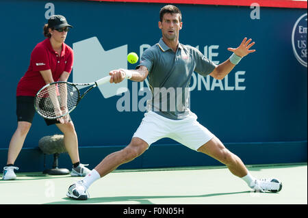 16. August 2015 - Montreal, Quebec, Kanada - NOVAK DJOKOVIC Schlachten A. MURRAY im Finale des Rogers Cup. Die britische Nummer eins 6-4 4-6 6-3 Sieg in drei Stunden in Montreal brachte ihm einen vierten Titel des Jahres. (Kredit-Bild: © David Kirouac/ZUMA Wire/ZUMAPRESS.com) Stockfoto