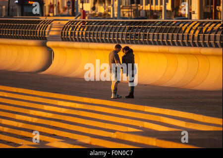 Blackpool, UK. 18. August 2015. UK-Wetter. Nach einem bewölkten Tag in Blackpool, viele Touristen unterwegs genießen die letzten goldenen Strahlen der untergehenden Sonne. Bildnachweis: Gary Telford/Alamy Live News Stockfoto