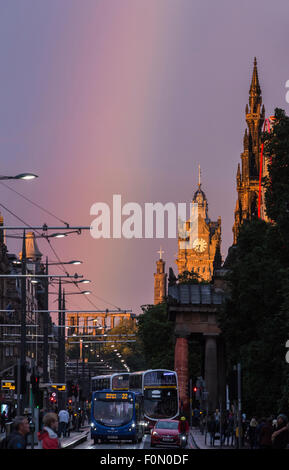 Edinburgh, UK. 18. August 2015. Ein Regenbogen erschien am östlichen Ende von Edinburghs berühmte Princes Street das Nationaldenkmal auf Calton Hill Kredit aufleuchten: Richard Dyson/Alamy Live News Stockfoto