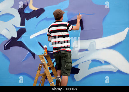 Maler malen ein Graffiti an der Wand Stockfoto