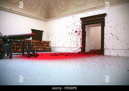 Anish Kapoor Ausstellung namens "Shooting in die Ecke" an der Royal Academy of Art. London Stockfoto