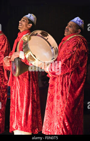 Vertikale Porträt einer Gruppe von marokkanischen Musiker spielen traditionelle Instrumente. Stockfoto